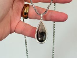 Collier avec pendentif en larme, très tendance!