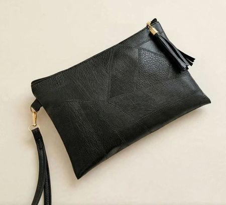 Pochette nera in similpelle con nappa e cinturino