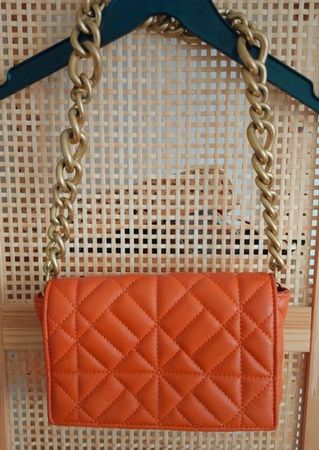 Sac matelassé orange vif avec chaîne dorée tendance Zara