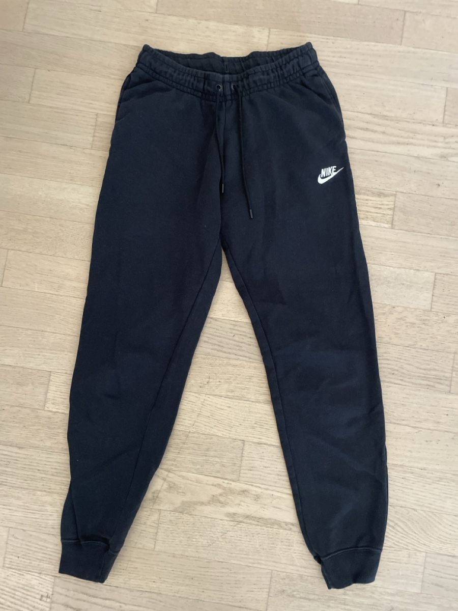 Nike Pantalons: Pantalon Nike noir taille S – D'occasion à Flanthey par henriette83