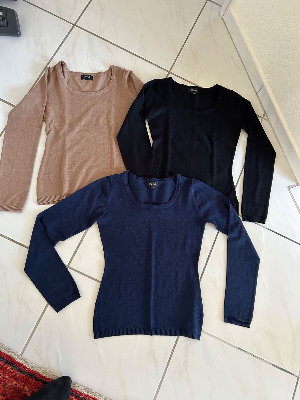Maglioni & Felpe: Damen Pullover in 3 Farben – Usato da Gutenswil venduto da walker60