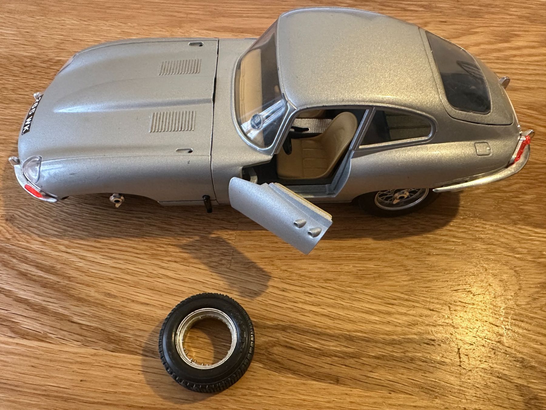 Bburago Modellini d'auto: Bburago E-Type Jaguar Silber 1:18 – Usato da Lausanne venduto da brixton 2