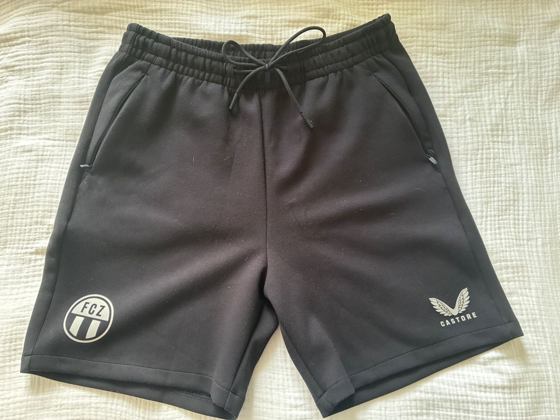 FCZ Pantaloni: FCZ Trainingshose und Shorts – Usato da Zürich venduto da ali_5m9b 1