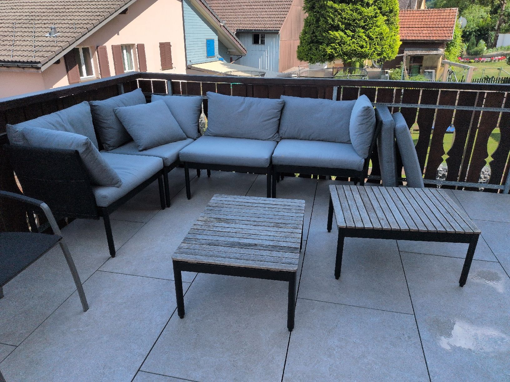 Micasa Sofas: Gartensofa Set mit 2 Tischen und Kissen – Gebraucht aus Bilten von Varix