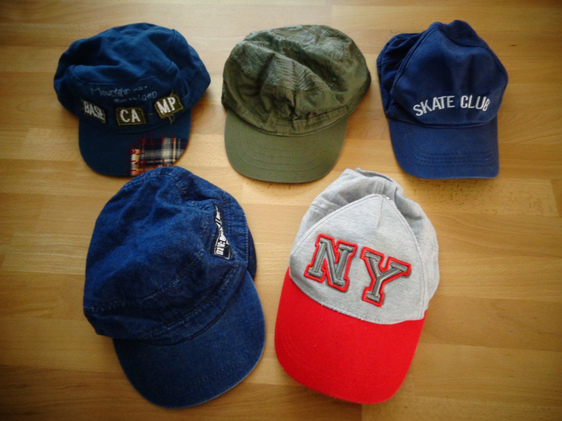 Altro abbigliamento per bambino: 5er Set: verschiedene Caps  8-12 Jahre – Usato da Jonschwil venduto da sonja8472