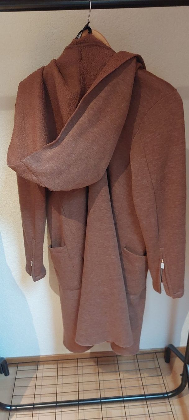 Cappotti: Warmer AMISU Mantel mit Kapuze, Grösse 40. – Usato da Grosshöchstetten venduto da ali_5x2c 1