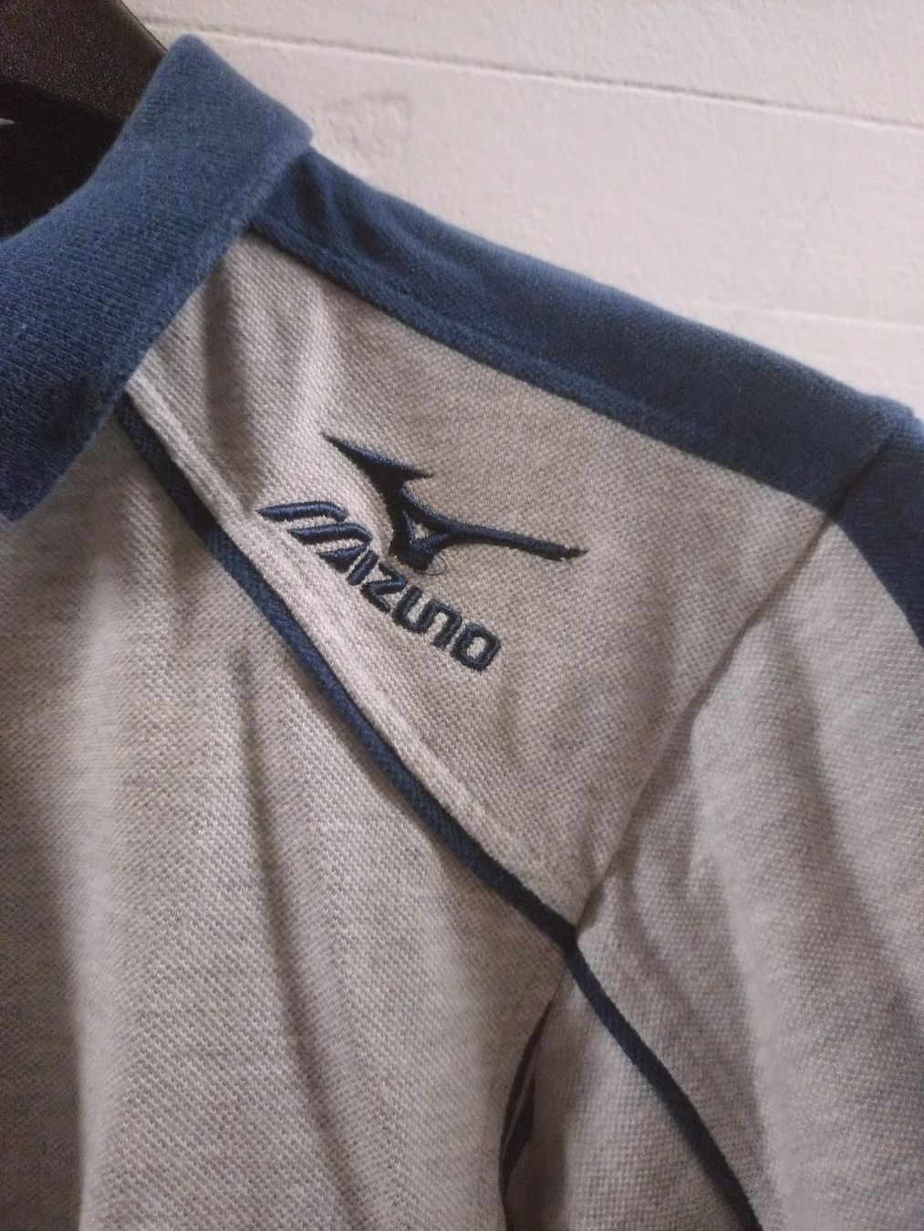 Magliette Polo: Polo Mizuno gris et bleu, Taille S – Usato da Farvagny-le-Grand venduto da LaCaverne 1