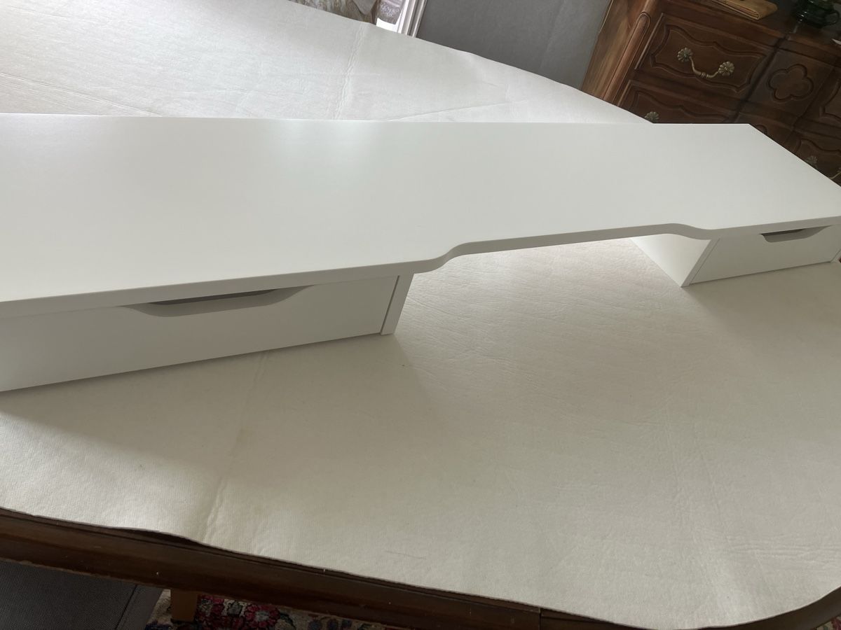 Ikea Scrivanie: Table de bureau avec sur bureau – Usato da Pully venduto da claddagh 1