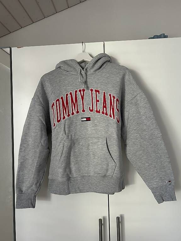 Maglioni & Felpe: Tommy Jeans Hoodie – Usato da Reiden venduto da sarinaaaaa23