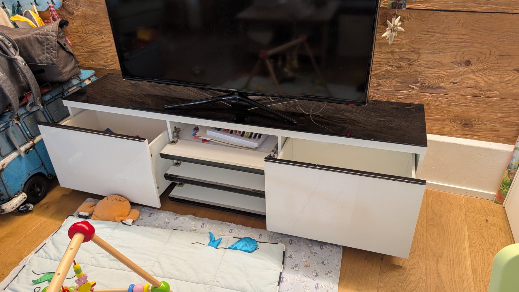 Ikea Mobili TV: Fernsehmöbel mit Wandmöbel mit Led Indirektbeleuchtung – Usato da Besenbüren venduto da dabaesi88 1