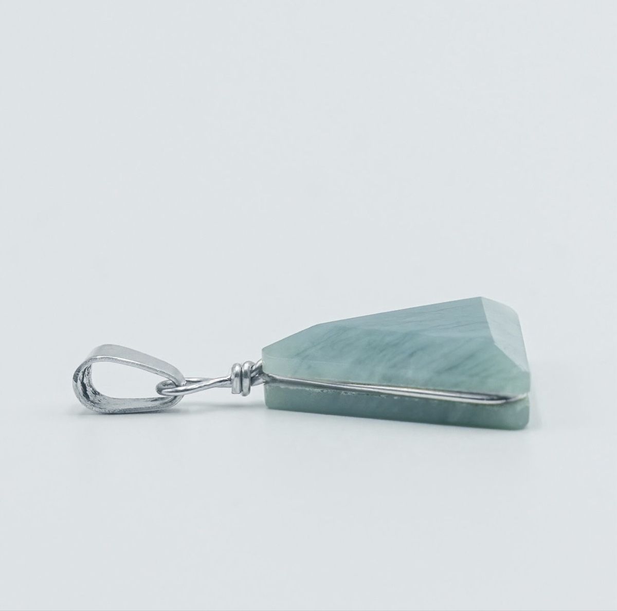 Ciondoli: Dreieckige Anhänger aus Jade – Nuovo e nell'imballaggio originale da Ruggell venduto da JadeShop 2