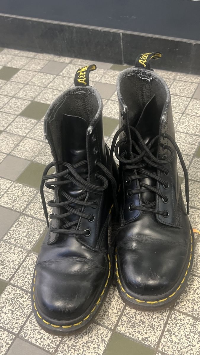 Dr. Martens Scarpe da uomo: Dr. Martens 1460, Taille 38, Noires, Bottes – Usato da Genève venduto da Leboucheoreilles