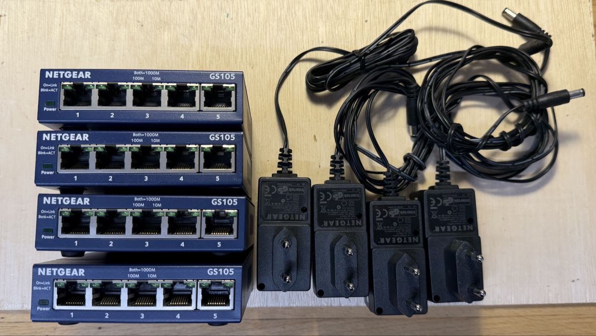 Netgear Hub & Switch: 4x NETGEAR GS105v5 Switch mit Netzteil – Usato da Kleinandelfingen venduto da Mypaq