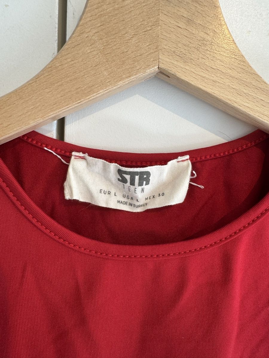 Stradivarius T-shirt: Tshirt Stradivarius rouge élastique - Taille L – Usato da Genève venduto da sar_852v 1