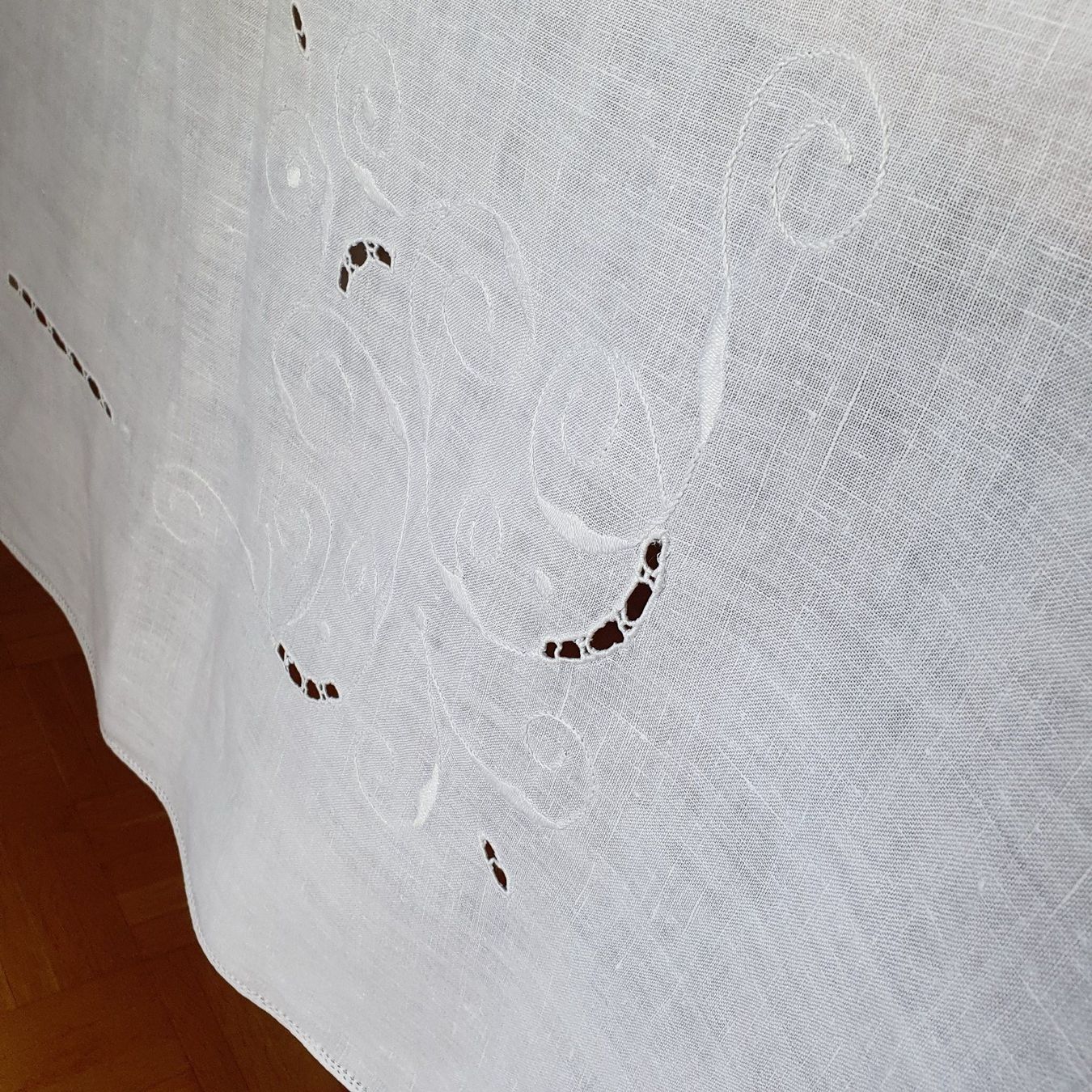 Altra biancheria da tavola: Ancienne nappe en lin, brodée main, 152 x 155 cm – Usato da Lausanne venduto da venise001
