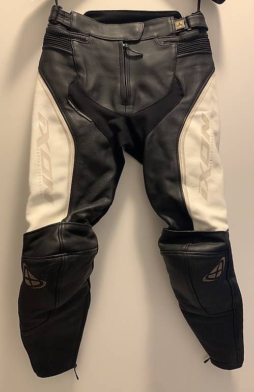 Kleiderpakete: Damen Leder Motorradkombi IXON Trinity Gr. S – Gebraucht aus Sumiswald von tanscha. 1