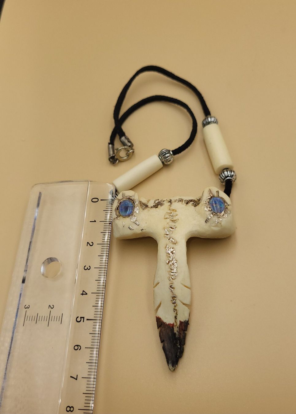 Ketten: UNIKAT Handgemachte Collier Mit Knochen Anhänger und 2 Opal – Gebraucht aus Wald ZH von SwissPawnshop