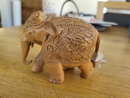Holz Elefant geschnitzt mit Zähnen