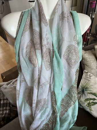 Foulard XXL vert beige argenté imprimé, léger et élégant