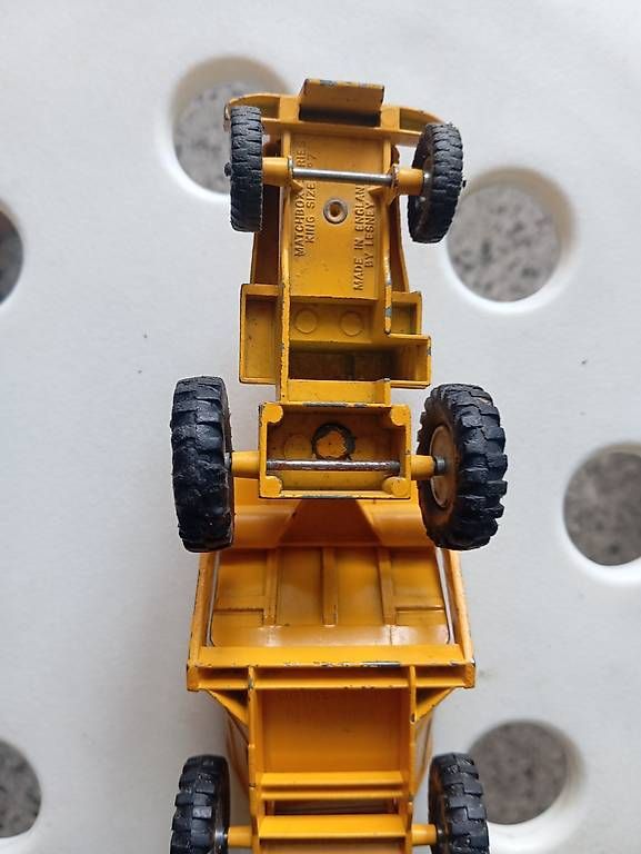 Matchbox Modellautos: Kipplaster gelb 3-achsig CWD 321 bespielt – Gebraucht aus Basel von Petergunn 3