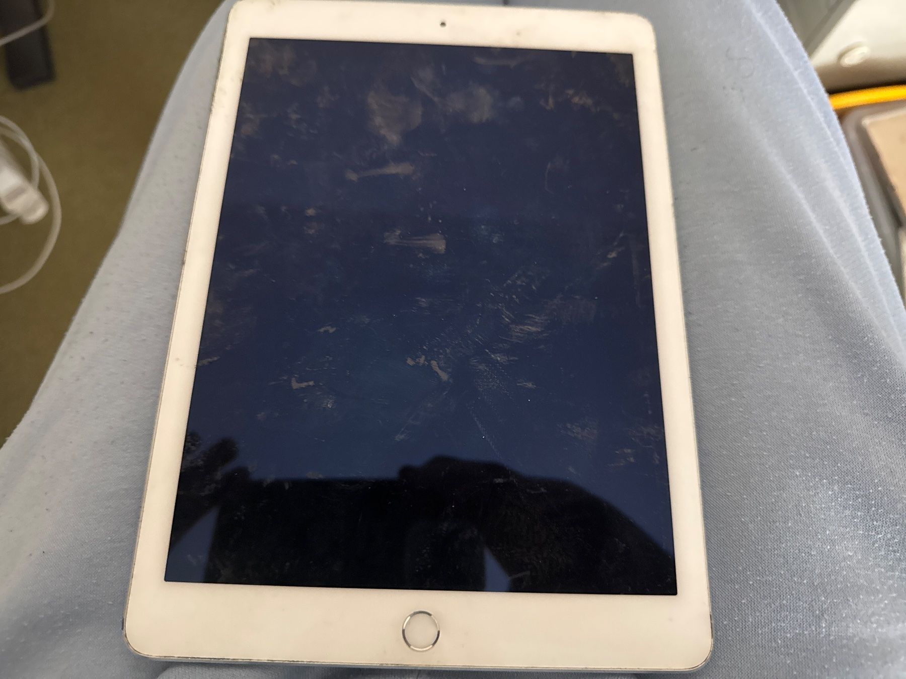 Apple Tablet PC: Ipad Air 2 - A1566 - Display gut – Difettoso da Olten venduto da HoYa01 1