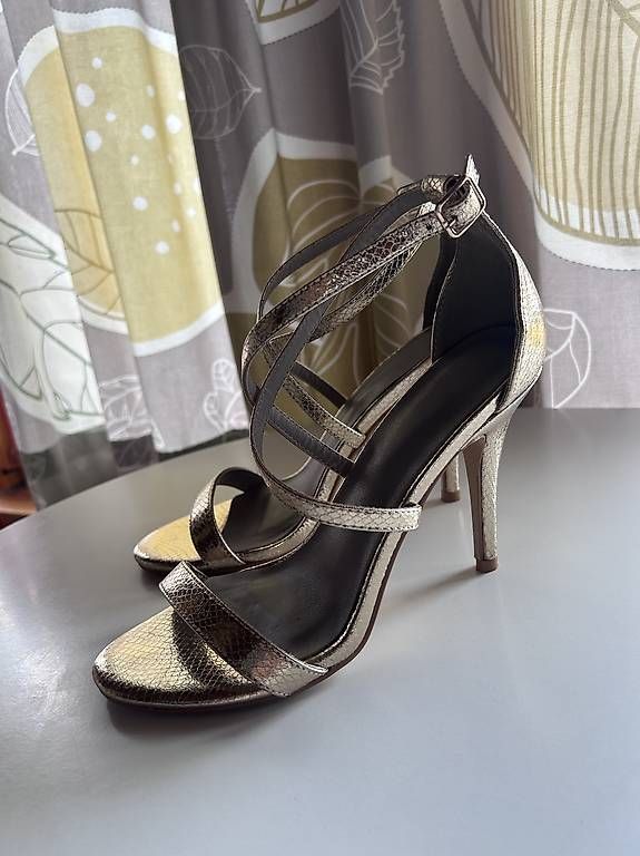 Chaussures femmes: Goldene Sandalen Gr. 38 – D'occasion à Luzern par Maui12 1