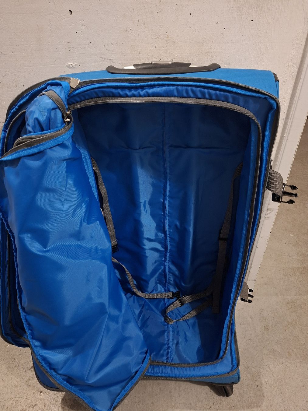 Reisekoffer: American Tourister Rollkoffer blau – Gebraucht aus Zürich von Swisswell49 2