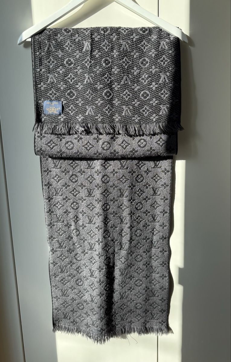 Louis Vuitton Foulards, Tücher & Schals: LOUIS VUITTON Schal Monogram Classic Anthrazit – Gebraucht aus Zürich von StarBurn