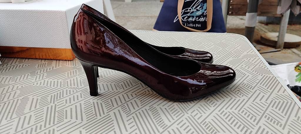 Scarpe da donna: Escarpins Minelli taille 38 vernies reflets bordeaux  – Usato da Versoix venduto da C0sm0p0l1t4n