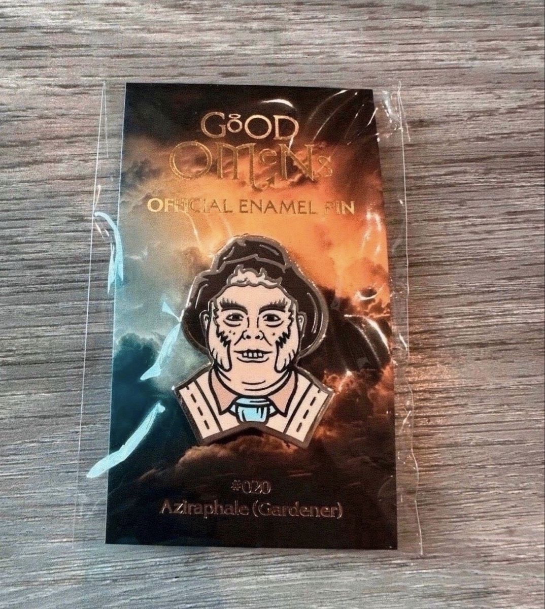 Placchette & Badge: Original Good Omens Comic Buch Pin - Aziraphale – Nuovo e nell'imballaggio originale da Balgach venduto da ren_xy57