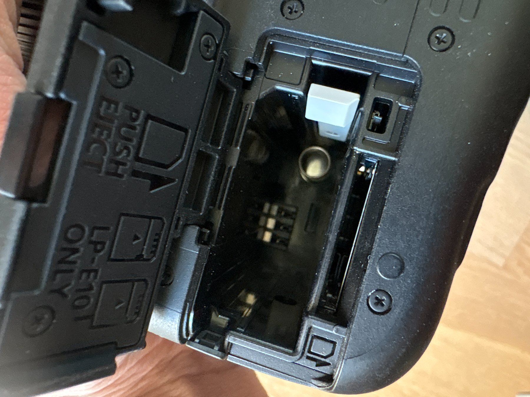 Canon Kamera: Eos 1300D + Objektiv + 2 Akkus + Ladegerät + Tasche – Gebraucht aus Elgg von Jo_Naj 5