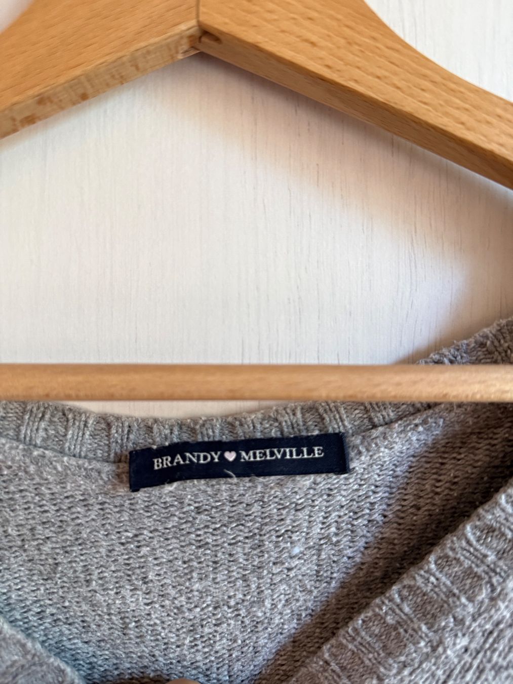 Brandy Melville Maglioni & Felpe: Grauer Crop-Pullover V-Ausschnitt Brandy Melville onesize – Usato da Zuchwil venduto da jabie 1