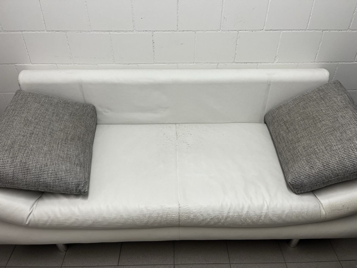 Divani: Weiße Couch mit deutlichen Gebrauchsspuren – Usato da Zürich venduto da hle_pz82