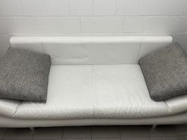 Weiße Couch mit deutlichen Gebrauchsspuren