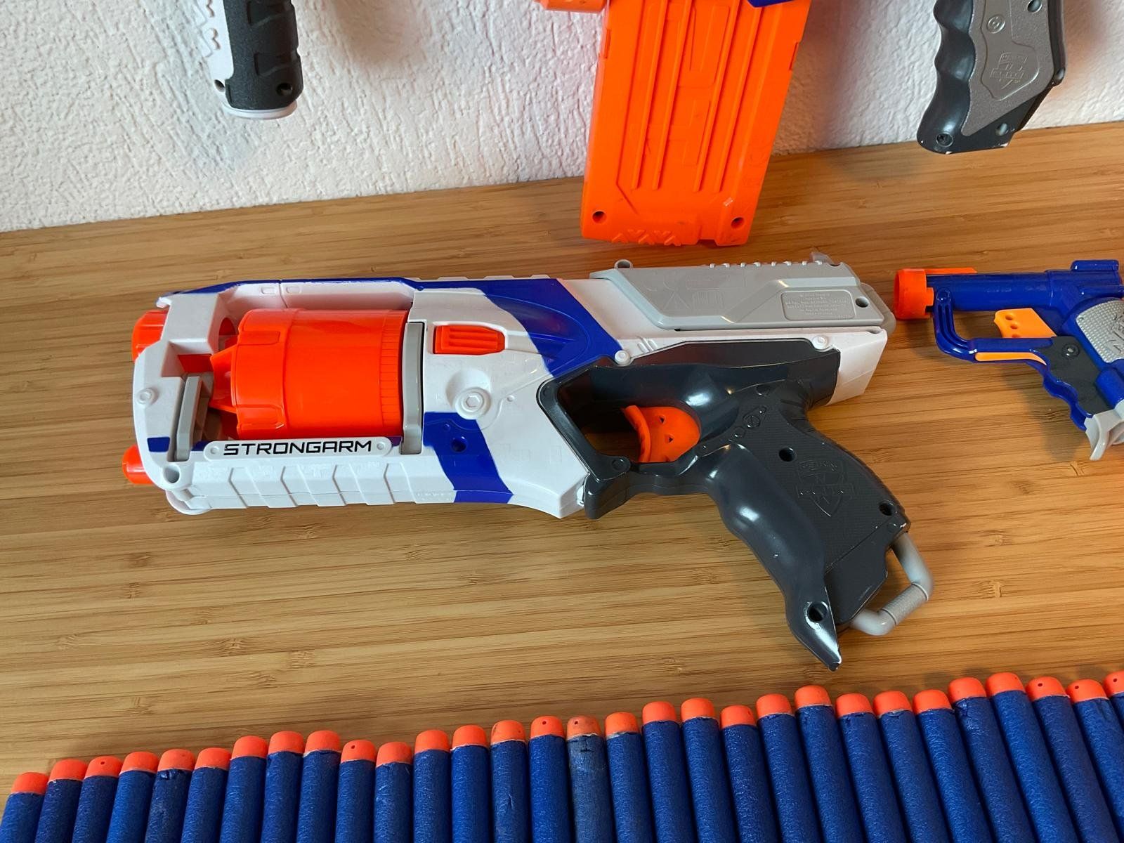 Nerf Spielzeuge: 4 NERF-Blaster mit vielen Pfeilen – Gebraucht aus Henggart von Sachs 2