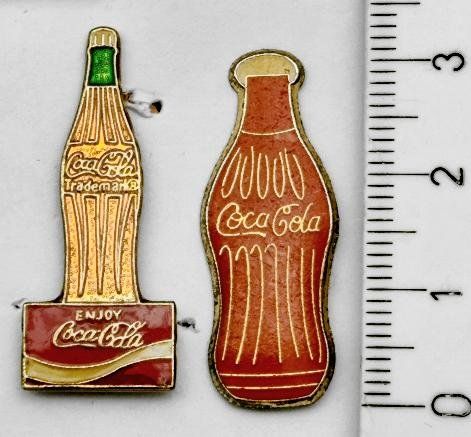 Coca-Cola Plaquettes & Badges: 2 Coca-Cola Flaschen Pin – D'occasion à Pfäffikon ZH par Colacity