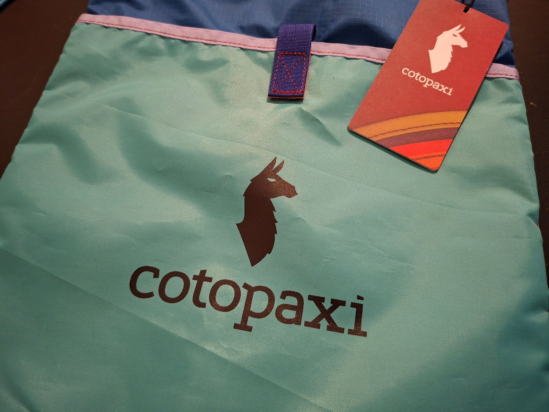 Cotopaxi Zaini: Cotopaxi Tago Drawstring Backpack (Turnbeutel, Hippster-Bag) – Nuovo e nell'imballaggio originale da Bern venduto da -noho- 1