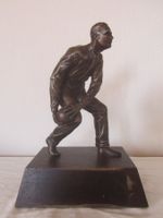 Skulptur Mann mit Bowlingkugel, Bronziert, guter Zustand