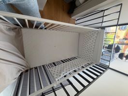 Kinderbett weiss mit Nestchen und Matratze
