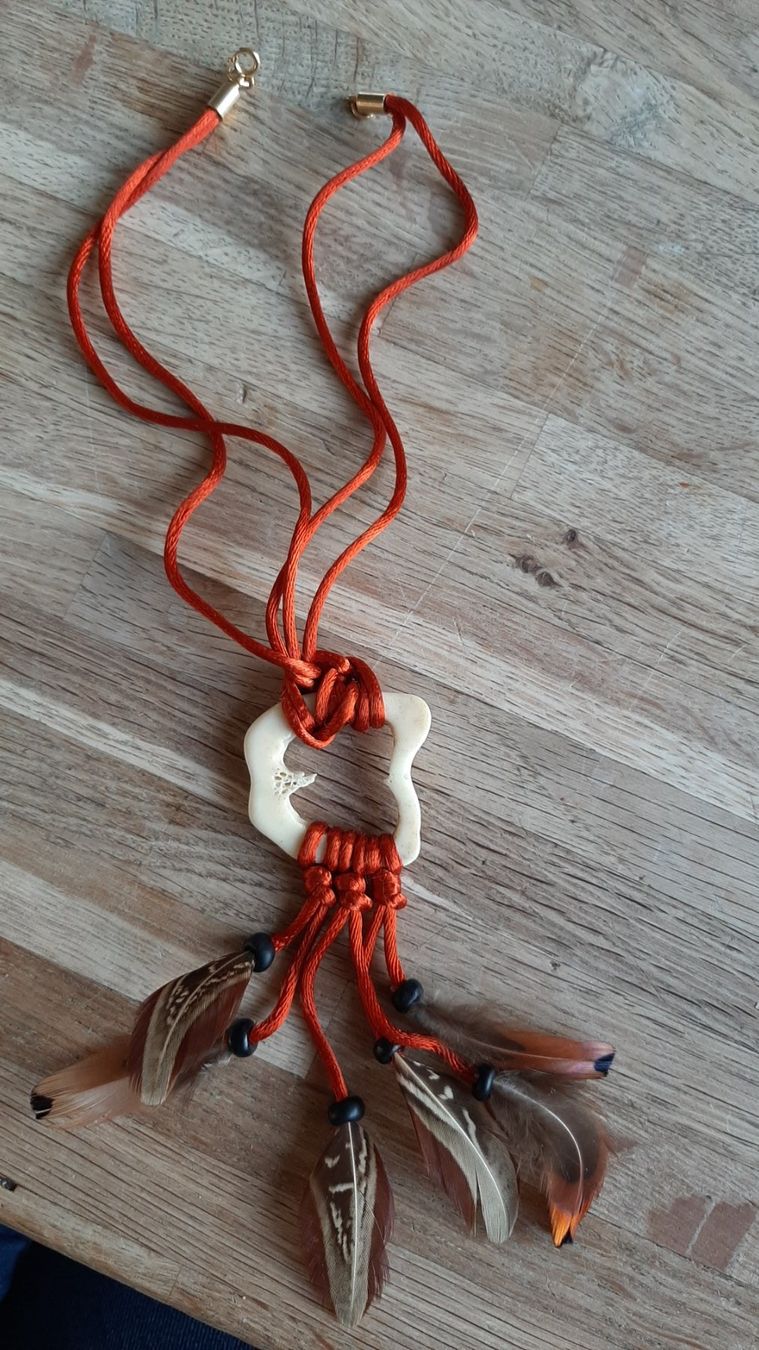 Il mondo degli animali: Indianerkette mit Knochen – Nuovo e nell'imballaggio originale da Kriens venduto da honig01