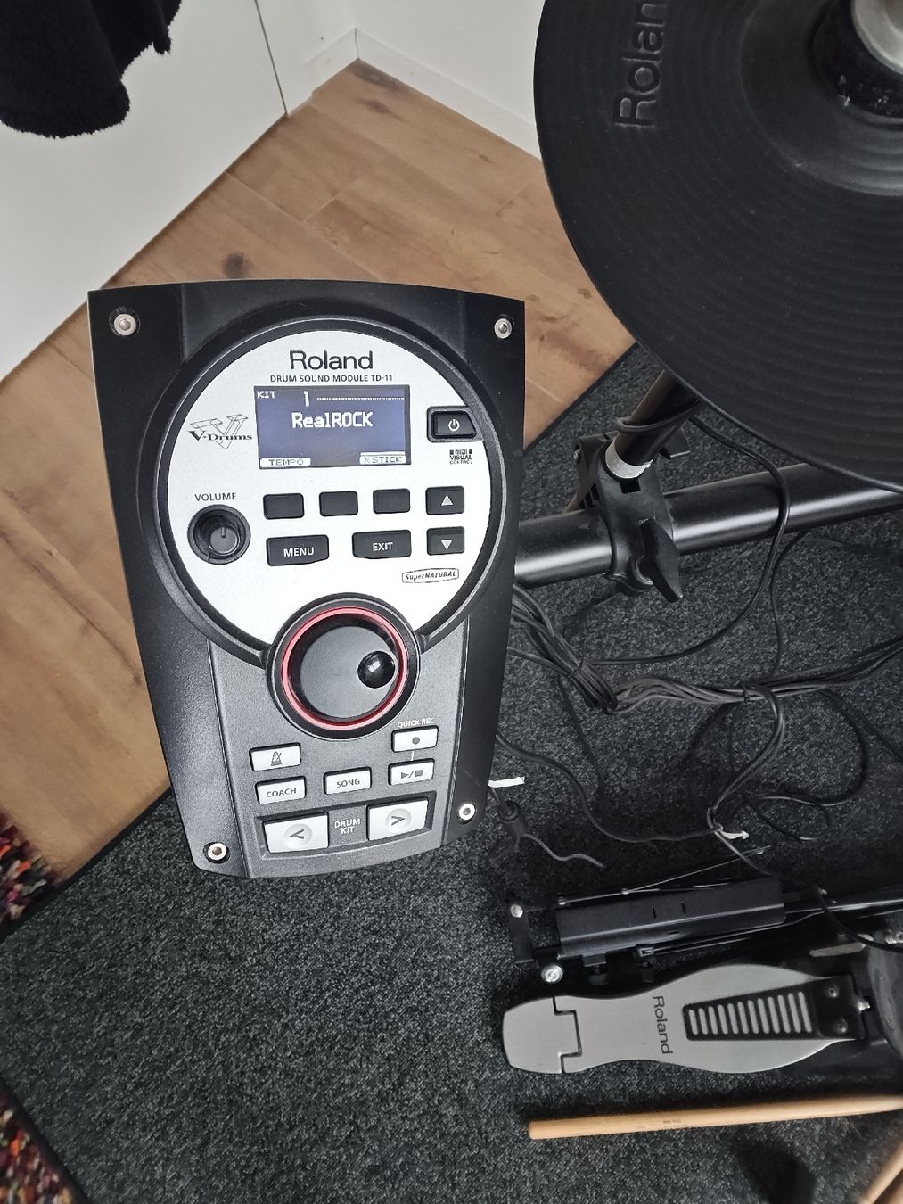 Roland Musikinstrumente: Roland V-Drums TD-11 Electronic Drum Set with Stool – Gebraucht aus Au ZH von Boringink 1