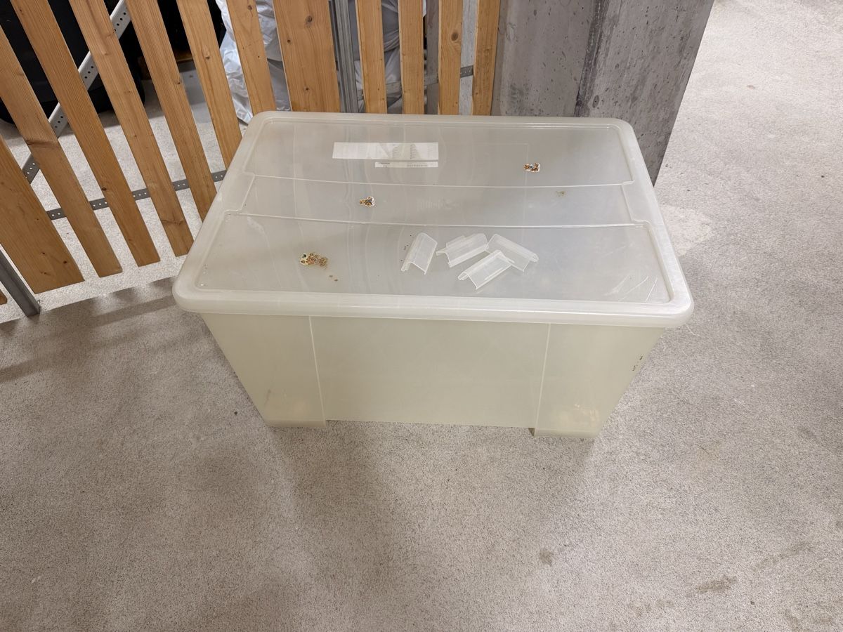 Transportkisten: IKEA SAMLA Aufbewahrungsbox mit Deckel und Rollen – Gebraucht aus Zürich von Gadgets2020