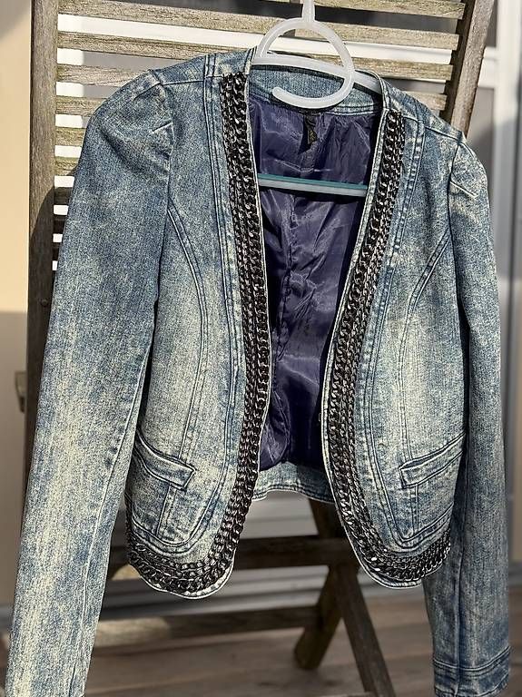 Giacche: Crop Jeansjacke mit Kettendetails – Usato da Wetzikon ZH venduto da surfevida