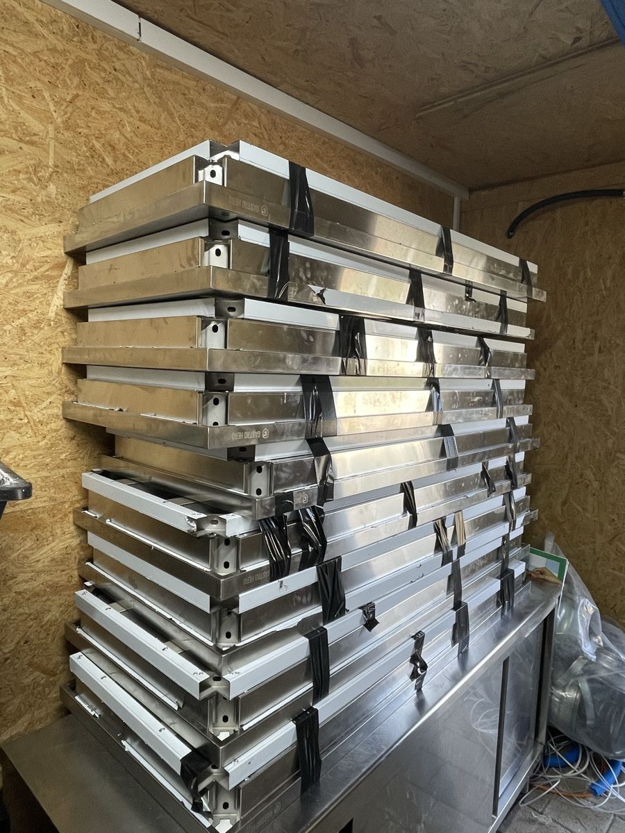 Tavoli: Edelstahl Arbeitstisch Basic 15x6 GastroHeld – Usato da Buchrain venduto da Siilu 1