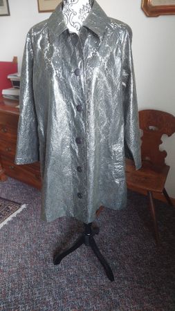 Silberfarbiger Damen Mantel, Gr. L, mit Spitze gefüttert