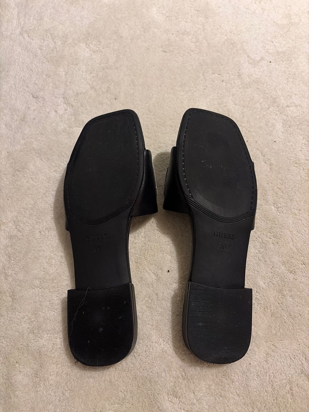 Guess Damenschuhe: Guess Tarisha black/gold Pantolette – Gebraucht aus zürich von sunnyredchilli 2
