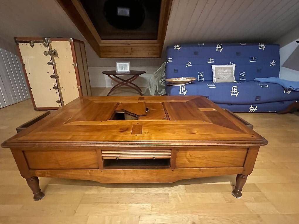 Tavoli: Table en bois avec rangements (pièce unique) – Usato da Genève venduto da Julien_Favre