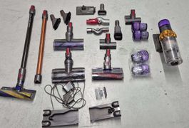 Dyson V15 mit viel Zubehör