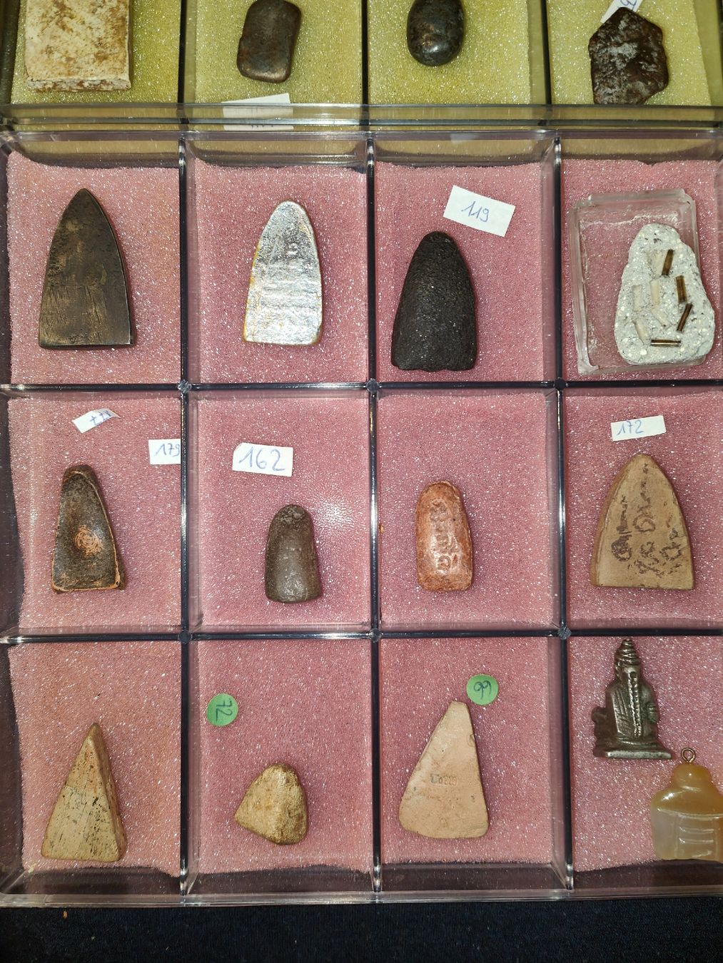 Ciondoli: Thai-Amulett-Sammlung          54 Stk. + Vitrinen – Buddha – Usato da Rothrist venduto da SiddharthaMoon 7