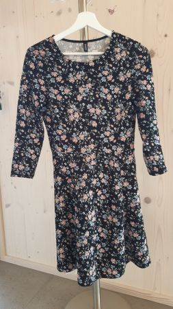 Kleidchen mit Blumenprint